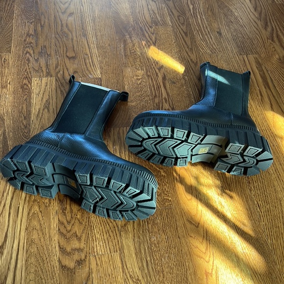 SOLD - ASOS DESIGN Addison premium chunky leather chelsea boots in black - Picture 3 of 8